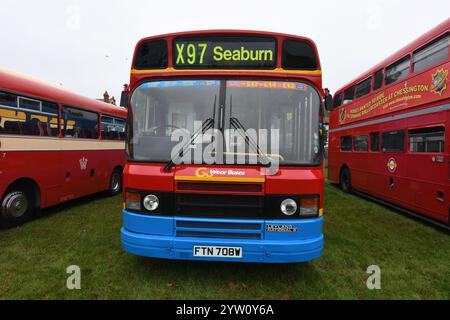 Ein wunderschön restaurierter Leyland National mk2-Bus, der die Lackierung von Go Wear-Bussen trägt, wie er in den späten 1990er/frühen 2000er Jahren ausgesehen hätte Stockfoto