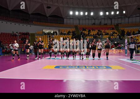 Rom, Italien. Dezember 2024. Roma Voleey Team – SMI Roma Volley vs Eurotek UYBA Busto Arsizio – 12. Tag der italienischen Frauen-Volleyball-Liga Serie A1 im Palazzetto dello Sport am 8. Dezember 2024 in Rom, Italien. Beschreibung: Roberto Bettacchi Photography/Alamy Live News Stockfoto