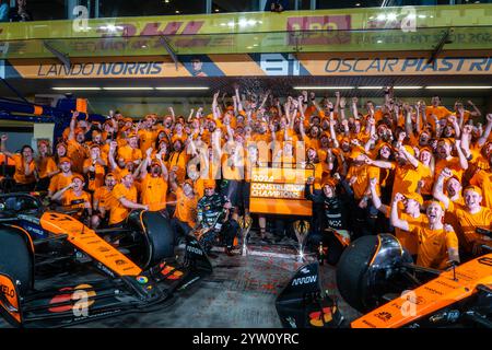 Abu Dhabi, Vereinigte Arabische Emirate. Dezember 2024. McLaren F1 Team feiert den Sieg beim Formel 1 Abu Dhabi Grand Prix auf dem Yas Marina Circuit. Quelle: SOPA Images Limited/Alamy Live News Stockfoto