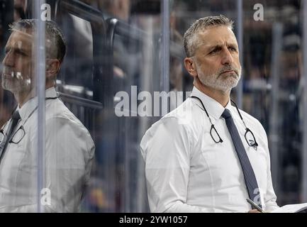 Mark French (Cheftrainer, ERC Ingolstadt Panther) mit Spiegelbild im Plexiglas. GER, EHC Red Bull München vs. ERC Ingolstadt, Eishockey, DEL, 24. Spieltag, Saison 2024/2025, 08.12.2024. Foto: Eibner-Pressefoto/Heike Feiner Stockfoto