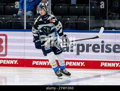 Mathew Bodie (ERC Ingolstadt Panther, #22) beim Warmup. GER, EHC Red Bull München vs. ERC Ingolstadt, Eishockey, DEL, 24. Spieltag, Saison 2024/2025, 08.12.2024. Foto: Eibner-Pressefoto/Heike Feiner Stockfoto