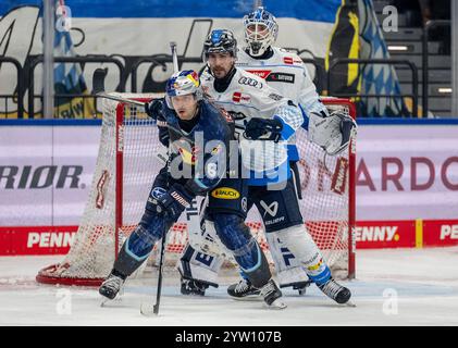 Morgan Ellis (ERC Ingolstadt Panther, #4) verteidigt gegen Tobias Rieder (EHC Red Bull Muenchen, #8). GER, EHC Red Bull München vs. ERC Ingolstadt, Eishockey, DEL, 24. Spieltag, Saison 2024/2025, 08.12.2024. Foto: Eibner-Pressefoto/Heike Feiner Stockfoto