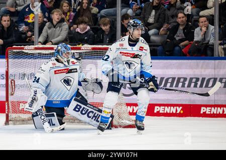 Michael Garteig (Torwart, ERC Ingolstadt Panther, #34) und Mathew Bodie (ERC Ingolstadt Panther, #22) GER, EHC Red Bull München vs. ERC Ingolstadt, Eishockey, DEL, 24. Spieltag, Saison 2024/2025, 08.12.2024. Foto: Eibner-Pressefoto/Heike Feiner Stockfoto