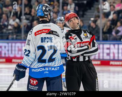 Mathew Bodie (ERC Ingolstadt Panther, #22) mit Hauptschiedsrichter Sean MacFarlane. GER, EHC Red Bull München vs. ERC Ingolstadt, Eishockey, DEL, 24. Spieltag, Saison 2024/2025, 08.12.2024. Foto: Eibner-Pressefoto/Heike Feiner Stockfoto