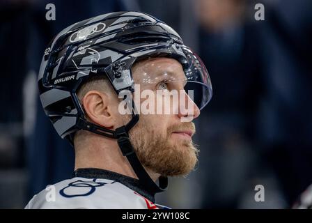 Daniel Schmoelz (ERC Ingolstadt Panther, #92) / Porträt / Porträt. GER, EHC Red Bull München vs. ERC Ingolstadt, Eishockey, DEL, 24. Spieltag, Saison 2024/2025, 08.12.2024. Foto: Eibner-Pressefoto/Heike Feiner Stockfoto