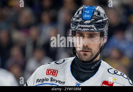 Morgan Ellis (ERC Ingolstadt Panther, Nr. 4) / Porträt / Porträt. GER, EHC Red Bull München vs. ERC Ingolstadt, Eishockey, DEL, 24. Spieltag, Saison 2024/2025, 08.12.2024. Foto: Eibner-Pressefoto/Heike Feiner Stockfoto