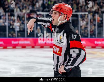 Hauptschiedsrichter Kilian Hinterdobler. GER, EHC Red Bull München vs. ERC Ingolstadt, Eishockey, DEL, 24. Spieltag, Saison 2024/2025, 08.12.2024. Foto: Eibner-Pressefoto/Heike Feiner Stockfoto