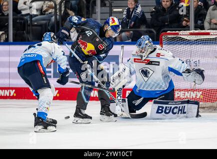 Yasin Ehliz (EHC Red Bull Muenchen, #42) verpasst gegen Mathew Bodie (ERC Ingolstadt Panther, #22) und Michael Garteig (Torwart, ERC Ingolstadt Panther, #34). GER, EHC Red Bull München vs. ERC Ingolstadt, Eishockey, DEL, 24. Spieltag, Saison 2024/2025, 08.12.2024. Foto: Eibner-Pressefoto/Heike Feiner Stockfoto