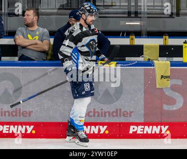 Morgan Ellis (ERC Ingolstadt Panther, #4) mit Trinkflasche beim Warmup. GER, EHC Red Bull München vs. ERC Ingolstadt, Eishockey, DEL, 24. Spieltag, Saison 2024/2025, 08.12.2024. Foto: Eibner-Pressefoto/Heike Feiner Stockfoto