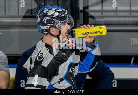 Morgan Ellis (ERC Ingolstadt Panther, #4) mit Trinkflasche beim Warmup. GER, EHC Red Bull München vs. ERC Ingolstadt, Eishockey, DEL, 24. Spieltag, Saison 2024/2025, 08.12.2024. Foto: Eibner-Pressefoto/Heike Feiner Stockfoto