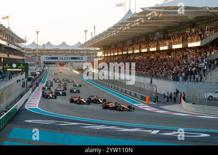Abu Dhabi, Vereinigte Arabische Emirate. Dezember 2024. Start des Rennens&#XA;am Renntag, Sonntag des Formel 1 Etihad Airways Abu Dhabi Grand Prix 2024, Yas Marina, Abu Dhabi 6-8. Dezember 2024 Credit: Independent Photo Agency/Alamy Live News Stockfoto