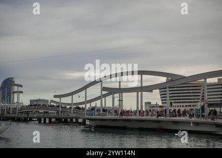 Rambla de Mar ist ein Fußweg an der Küste Barcelonas und wurde von Albert Viaplana und Helio Pinon entworfen Stockfoto