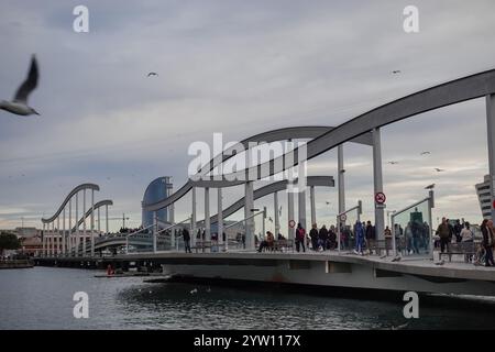 Rambla de Mar ist ein Fußweg an der Küste Barcelonas und wurde von Albert Viaplana und Helio Pinon entworfen Stockfoto