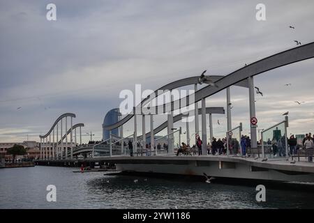 Rambla de Mar ist ein Fußweg an der Küste Barcelonas und wurde von Albert Viaplana und Helio Pinon entworfen Stockfoto