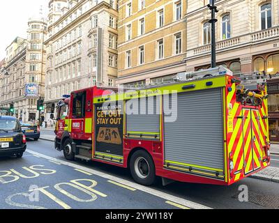 London, England, Großbritannien - 24. August 2023: Feuerwehrauto der Londoner Feuerwehr fährt auf einer Straße im Zentrum Londons. Stockfoto