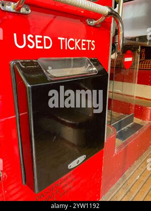 London, England, Großbritannien - 23. August 2023: Nahaufnahme eines Abfalleims für gebrauchte Fahrkarten in einem Oldtimer-Bus Stockfoto