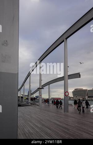 Rambla de Mar ist ein Fußweg an der Küste Barcelonas und wurde von Albert Viaplana und Helio Pinon entworfen Stockfoto