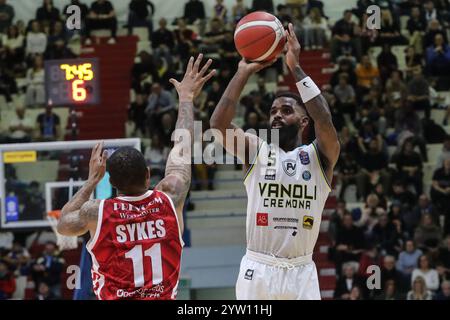 Cremona, Italien. Dezember 2024. Corey Davis (Vanoli Cremona) während des Spiels Vanoli Basket Cremona vs Openjobmetis Varese, italienische Basketball Serie A in Cremona, Italien, 08. Dezember 2024 Credit: Independent Photo Agency/Alamy Live News Stockfoto