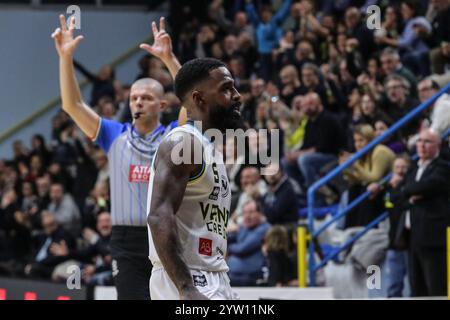 Cremona, Italien. Dezember 2024. Corey Davis (Vanoli Cremona) während des Spiels Vanoli Basket Cremona vs Openjobmetis Varese, italienische Basketball Serie A in Cremona, Italien, 08. Dezember 2024 Credit: Independent Photo Agency/Alamy Live News Stockfoto