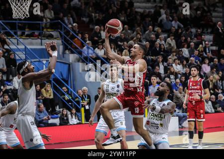 Cremona, Italien. Dezember 2024. Matteo Librizzi (Openjobmetis Varese) während Vanoli Basket Cremona vs Openjobmetis Varese, Italian Basketball Series A Match in Cremona, Italien, 08. Dezember 2024 Credit: Independent Photo Agency/Alamy Live News Stockfoto