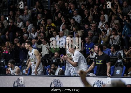 Cremona, Italien. Dezember 2024. Vanoli Cremona während des Spiels Vanoli Basket Cremona vs Openjobmetis Varese, italienische Basketball Serie A in Cremona, Italien, 08. Dezember 2024 Credit: Independent Photo Agency/Alamy Live News Stockfoto