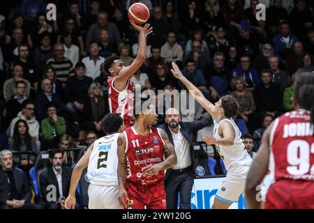 Cremona, Italien. Dezember 2024. Jaylen Hands (Openjobmetis Varese) während Vanoli Basket Cremona vs Openjobmetis Varese, Italian Basketball Series A Match in Cremona, Italien, 08. Dezember 2024 Credit: Independent Photo Agency/Alamy Live News Stockfoto