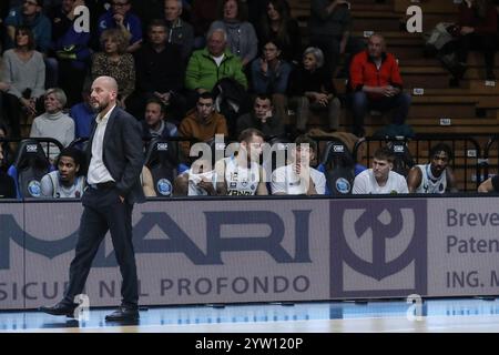 Cremona, Italien. Dezember 2024. Vanoli Cremona während des Spiels Vanoli Basket Cremona vs Openjobmetis Varese, italienische Basketball Serie A in Cremona, Italien, 08. Dezember 2024 Credit: Independent Photo Agency/Alamy Live News Stockfoto