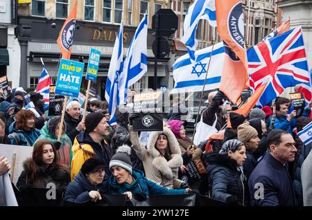 London, UK, 8. Dezember 2024: „Act Against Hass before IT’s too Late“ Eine Demonstration gegen Antisemitismus und zur Unterstützung Israels am 8. Dezember in London. Ein Marsch von den königlichen Justizgerichten zum Parliament Square, angeführt von Mitgliedern und Unterstützern der British Jewish Community, gipfelte in einer Kundgebung vor den Houses of Parliament. (Tennessee Jones - Alamy Live News) Stockfoto