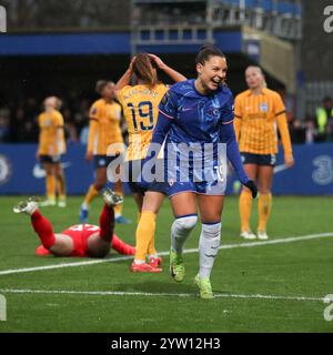 Kingston, Großbritannien. Dezember 2024. Johanna Rytting Kaneryd von Chelsea Women erzielte 3-1 Punkte und feierte das Super League-Spiel zwischen Chelsea Women und Brighton & Hove Albion Women im Kingsmeadow Stadium, Kingston, England am 8. Dezember 2024. Foto von Ken Sparks. Nur redaktionelle Verwendung, Lizenz für kommerzielle Nutzung erforderlich. Keine Verwendung bei Wetten, Spielen oder Publikationen eines einzelnen Clubs/einer Liga/eines Spielers. Quelle: UK Sports Pics Ltd/Alamy Live News Stockfoto