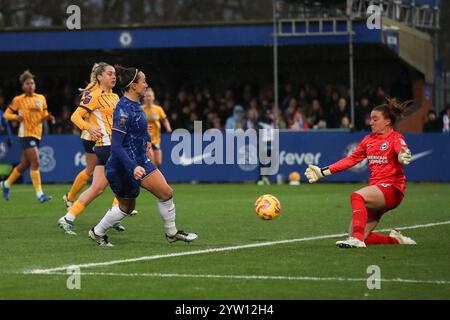 Kingston, Großbritannien. Dezember 2024. Lucy Bronze von Chelsea Women hat einen Schuss von Brighton & Hove Albion Women Torhüterin Sophie Baggaley blockiert, aber Johanna Rytting Kaneryd von Chelsea Women erzielte den Rebound während des Women's Super League-Spiels zwischen Chelsea Women und Brighton & Hove Albion Women am 8. Dezember 2024 im Kingsmeadow Stadium in Kingston, England. Foto von Ken Sparks. Nur redaktionelle Verwendung, Lizenz für kommerzielle Nutzung erforderlich. Keine Verwendung bei Wetten, Spielen oder Publikationen eines einzelnen Clubs/einer Liga/eines Spielers. Quelle: UK Sports Pics Ltd/Alamy Live News Stockfoto