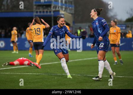 Kingston, Großbritannien. Dezember 2024. Johanna Rytting Kaneryd von Chelsea Women erzielte 3-1 Punkte und feiert mit Lucy Bronze von Chelsea Women während des Women's Super League-Spiels zwischen Chelsea Women und Brighton & Hove Albion Women am 8. Dezember 2024 im Kingsmeadow Stadium in Kingston, England. Foto von Ken Sparks. Nur redaktionelle Verwendung, Lizenz für kommerzielle Nutzung erforderlich. Keine Verwendung bei Wetten, Spielen oder Publikationen eines einzelnen Clubs/einer Liga/eines Spielers. Quelle: UK Sports Pics Ltd/Alamy Live News Stockfoto