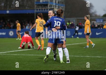 Kingston, Großbritannien. Dezember 2024. Johanna Rytting Kaneryd von Chelsea Women erzielte 3-1 Punkte und feiert mit Lucy Bronze von Chelsea Women während des Women's Super League-Spiels zwischen Chelsea Women und Brighton & Hove Albion Women am 8. Dezember 2024 im Kingsmeadow Stadium in Kingston, England. Foto von Ken Sparks. Nur redaktionelle Verwendung, Lizenz für kommerzielle Nutzung erforderlich. Keine Verwendung bei Wetten, Spielen oder Publikationen eines einzelnen Clubs/einer Liga/eines Spielers. Quelle: UK Sports Pics Ltd/Alamy Live News Stockfoto