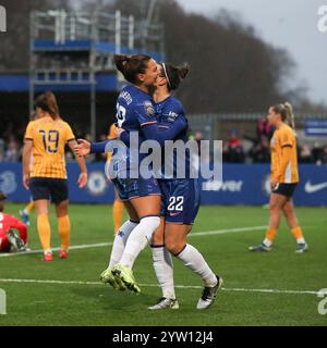 Kingston, Großbritannien. Dezember 2024. Johanna Rytting Kaneryd von Chelsea Women erzielte 3-1 Punkte und feiert mit Lucy Bronze von Chelsea Women während des Women's Super League-Spiels zwischen Chelsea Women und Brighton & Hove Albion Women am 8. Dezember 2024 im Kingsmeadow Stadium in Kingston, England. Foto von Ken Sparks. Nur redaktionelle Verwendung, Lizenz für kommerzielle Nutzung erforderlich. Keine Verwendung bei Wetten, Spielen oder Publikationen eines einzelnen Clubs/einer Liga/eines Spielers. Quelle: UK Sports Pics Ltd/Alamy Live News Stockfoto