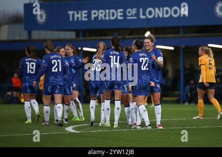 Kingston, Großbritannien. Dezember 2024. Johanna Rytting Kaneryd von Chelsea Women erzielte 3-1 Punkte und feiert mit Teamkollegen beim Women's Super League Spiel zwischen Chelsea Women und Brighton & Hove Albion Women am 8. Dezember 2024 im Kingsmeadow Stadium in Kingston, England. Foto von Ken Sparks. Nur redaktionelle Verwendung, Lizenz für kommerzielle Nutzung erforderlich. Keine Verwendung bei Wetten, Spielen oder Publikationen eines einzelnen Clubs/einer Liga/eines Spielers. Quelle: UK Sports Pics Ltd/Alamy Live News Stockfoto