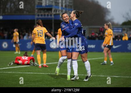 Kingston, Großbritannien. Dezember 2024. Johanna Rytting Kaneryd von Chelsea Women erzielte 3-1 Punkte und feiert mit Lucy Bronze von Chelsea Women während des Women's Super League-Spiels zwischen Chelsea Women und Brighton & Hove Albion Women am 8. Dezember 2024 im Kingsmeadow Stadium in Kingston, England. Foto von Ken Sparks. Nur redaktionelle Verwendung, Lizenz für kommerzielle Nutzung erforderlich. Keine Verwendung bei Wetten, Spielen oder Publikationen eines einzelnen Clubs/einer Liga/eines Spielers. Quelle: UK Sports Pics Ltd/Alamy Live News Stockfoto