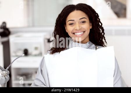 Schöne Junge Schwarze Patientin Wartet Auf Check-Up In Der Zahnklinik Stockfoto