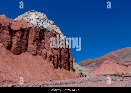 Rainbow Valley Berge in Chile, Atacama Wüste nahe San Pedro de Atacama. Bunte rote Felsformationen im Sommer unter blauem Himmel. Red Stone Valley Stockfoto