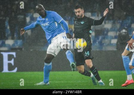 Romelu LUKAKU von Neapel und Mario GILA von Latium Rom während des italienischen Meisterschaftsspiels Serie A zwischen SSC Neapel und SS Lazio am 8. Dezember 2024 im Diego Armando Maradona Stadion in Neapel Stockfoto