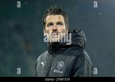 St. Gallen, Schweiz. Dezember 2024. St. Gallen, Schweiz, 08. Dezember 2024: Lukas Goertler (16 FCSG) nach dem Super League Fußball Spiel zwischen dem FC St. Gallen und dem FC Basel 1893 im Kybunpark in St. Gallen. Philipp Kresnik (Philipp Kresnik/SPP) Credit: SPP Sport Press Photo. /Alamy Live News Stockfoto