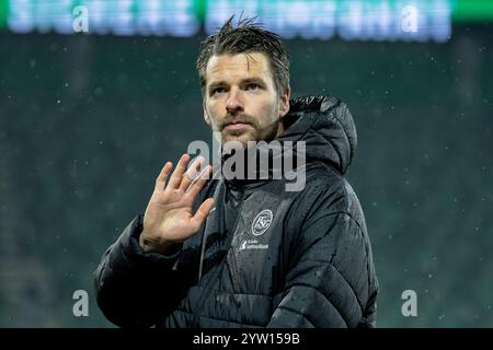 St. Gallen, Schweiz. Dezember 2024. St. Gallen, Schweiz, 08. Dezember 2024: Lukas Goertler (16 FCSG) nach dem Super League Fußball Spiel zwischen dem FC St. Gallen und dem FC Basel 1893 im Kybunpark in St. Gallen. Philipp Kresnik (Philipp Kresnik/SPP) Credit: SPP Sport Press Photo. /Alamy Live News Stockfoto