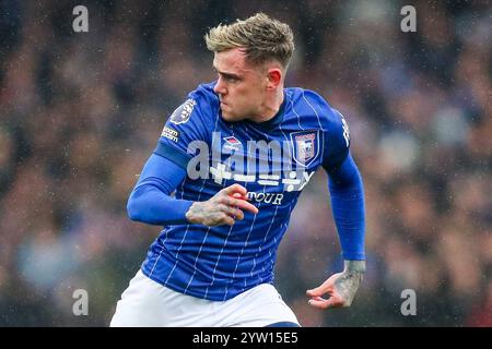 Ipswich, Großbritannien. Dezember 2024. Sam Szmodics aus Ipswich Town spielt mit dem Ball während des Premier League-Spiels Ipswich Town gegen Bournemouth in der Portman Road, Ipswich, Vereinigtes Königreich, am 8. Dezember 2024 (Foto: Izzy Poles/News Images) in Ipswich, Vereinigtes Königreich, am 8. Dezember 2024. (Foto: Izzy Poles/News Images/SIPA USA) Credit: SIPA USA/Alamy Live News Stockfoto