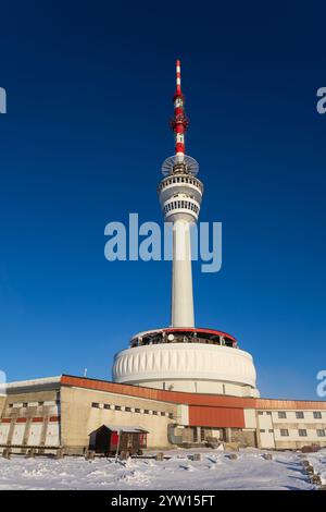 Fernseh- und Kommunikationsturm und Sender, Praded, Jeseniky Berge, Tschechien, Tschechien. Gebäude- und Architekturdenkmal am To Stockfoto