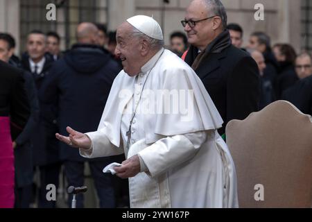 Vatikanstadt, Vatikan, 8. dezember 2024. Papst Franziskus zollt die traditionelle Hommage an die Statue der Unbefleckten Empfängnis in der Spanischen Treppe in Rom Credit: Maria Grazia Picciarella/Alamy Live News Stockfoto