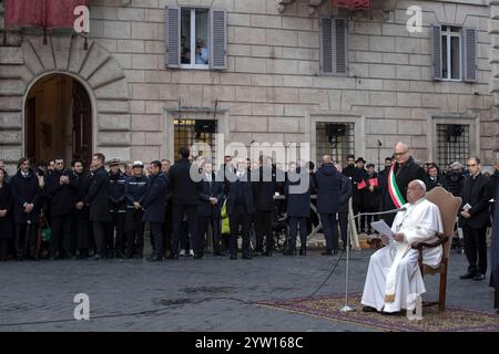 Vatikanstadt, Vatikan, 8. dezember 2024. Papst Franziskus zollt die traditionelle Hommage an die Statue der Unbefleckten Empfängnis in der Spanischen Treppe in Rom Credit: Maria Grazia Picciarella/Alamy Live News Stockfoto