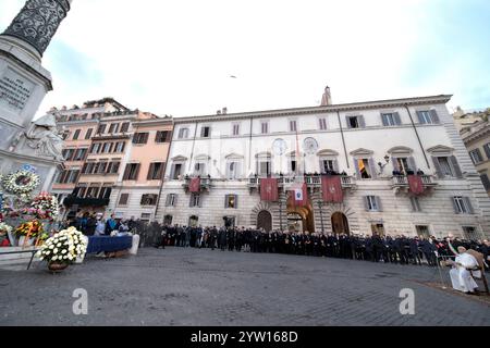 Vatikanstadt, Vatikan, 8. dezember 2024. Papst Franziskus zollt die traditionelle Hommage an die Statue der Unbefleckten Empfängnis in der Spanischen Treppe in Rom Credit: Maria Grazia Picciarella/Alamy Live News Stockfoto