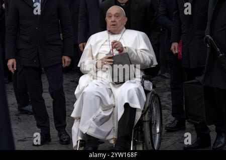 Vatikanstadt, Vatikan, 8. dezember 2024. Papst Franziskus zollt die traditionelle Hommage an die Statue der Unbefleckten Empfängnis in der Spanischen Treppe in Rom Credit: Maria Grazia Picciarella/Alamy Live News Stockfoto