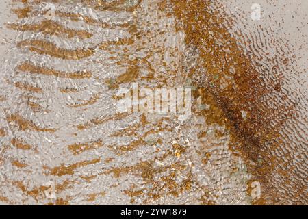 Detaillierte Textur erodierter Felsen in Pammukale, Türkei. Charakteristische Sedimentschichten und einzigartige Felsformationen mit Erdtönen Stockfoto