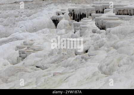 Detaillierte Textur erodierter Felsen in Pammukale, Türkei. Charakteristische Sedimentschichten und einzigartige Felsformationen mit Erdtönen Stockfoto