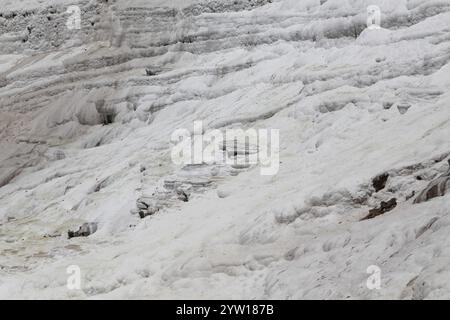 Detaillierte Textur erodierter Felsen in Pammukale, Türkei. Charakteristische Sedimentschichten und einzigartige Felsformationen mit Erdtönen Stockfoto