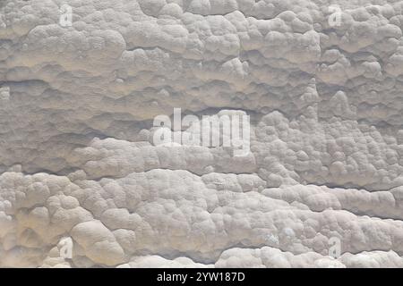Detaillierte Textur erodierter Felsen in Pammukale, Türkei. Charakteristische Sedimentschichten und einzigartige Felsformationen mit Erdtönen Stockfoto